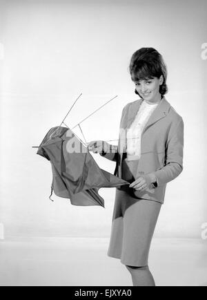 Sveglia La Moda includono sveglia modello M Walden visto qui con un ombrello rotto. Dicembre 1963 Foto Stock