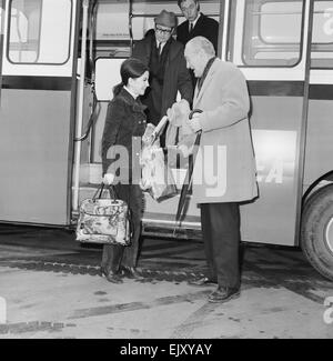 Barbara Parkins, televisione & film attrice, raffigurato in arrivo all'Aeroporto di Londra Heathrow il 21 febbraio 1969. Barbara è sul suo modo di Helsinki, per iniziare le riprese su 'Il Cremlino lettera", un thriller di spionaggio insieme all'altezza della guerra fredda. Raffigurata con l'attore George Sanders, che è anche la voce per lo stesso set di un film. È la prima volta che hanno incontrato, che è stato introdotto dai fotografi. Foto Stock