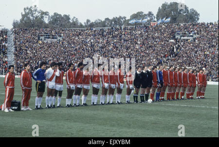1978 World Cup secondo turno gruppo B corrispondono a Mendoza, Argentina. Perù 0 v Polonia 1. I team line up per l'inno nazionale prima di kick off. Il 18 giugno 1978. Foto Stock