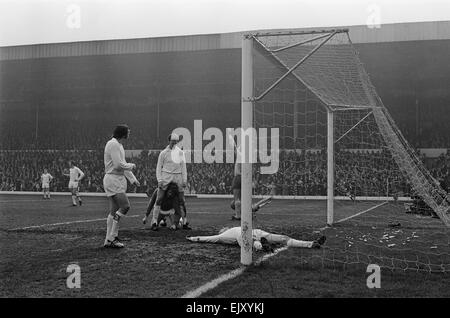 FA Cup Quarti di Finale corrispondono a Elland Road. Leeds United 2 v Tottenham Hotspur 1. Depair per Leeds difensori Jack Charlton e Paolo Madeley dopo John Pratt (fuori di immagine) ha segnato il gol di stabilizzazione per contrafforti passato Leeds portiere Gary Sprake. Il 18 marzo 1972. Foto Stock