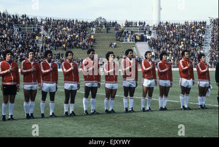 1978 World Cup secondo turno gruppo B corrispondono a Mendoza, Argentina. Perù 0 v Polonia 1. Il peruviano team line up per l'inno nazionale prima di kick off. Il 18 giugno 1978. Foto Stock