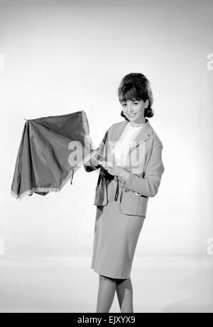 Sveglia La Moda includono sveglia modello M Walden visto qui con un ombrello. Dicembre 1963 Foto Stock