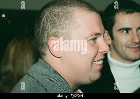 Designer Alexander McQueen (recentemente nominato in francese casa di moda di Givenchy), che indossa jeans e scarpe da ginnastica, frequenta l apertura di nuove Valentino Fashion Store in Sloane Street Knightsbridge 21 ottobre 1996. Foto Stock