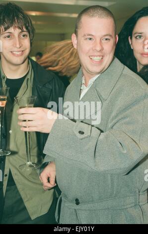 Designer Alexander McQueen (recentemente nominato in francese casa di moda di Givenchy), che indossa jeans e scarpe da ginnastica, frequenta l apertura di nuove Valentino Fashion Store in Sloane Street Knightsbridge 21 ottobre 1996. Foto Stock