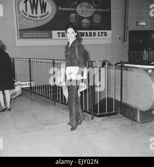 Barbara Parkins, televisione & film attrice, raffigurato in arrivo all'Aeroporto di Londra Heathrow il 21 febbraio 1969. Barbara è sul suo modo di Helsinki, per iniziare le riprese su 'Il Cremlino lettera", un thriller di spionaggio insieme all'altezza della guerra fredda. Foto Stock