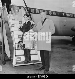 Barbara Parkins, televisione & film attrice, raffigurato in arrivo all'Aeroporto di Londra Heathrow il 21 febbraio 1969. Barbara è sul suo modo di Helsinki, per iniziare le riprese su 'Il Cremlino lettera", un thriller di spionaggio insieme all'altezza della guerra fredda. Raffigurata con l'attore George Sanders, che è anche la voce per lo stesso set di un film. È la prima volta che hanno incontrato, che è stato introdotto dai fotografi. Foto Stock