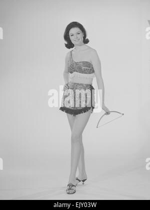Sveglia La Moda includono sveglia modello Gloria Janes visto qui modellazione indiano rosso moda a dicembre 1963 Foto Stock