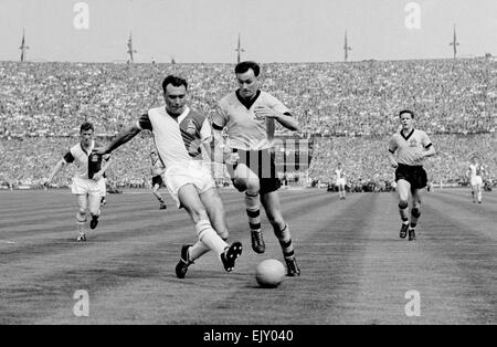 FA Cup finale allo stadio di Wembley. Wolverhampton Wanderers 3 v Blackburn Rovers 0. Azione dal match. Il 7 maggio 1960. Foto Stock