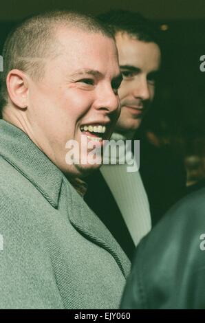 Designer Alexander McQueen (recentemente nominato in francese casa di moda di Givenchy), che indossa jeans e scarpe da ginnastica, frequenta l apertura di nuove Valentino Fashion Store in Sloane Street Knightsbridge 21 ottobre 1996. Foto Stock