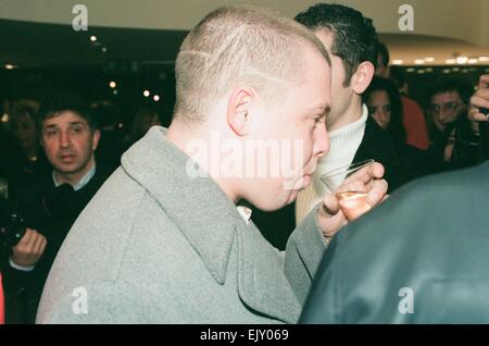 Designer Alexander McQueen (recentemente nominato in francese casa di moda di Givenchy), che indossa jeans e scarpe da ginnastica, frequenta l apertura di nuove Valentino Fashion Store in Sloane Street Knightsbridge 21 ottobre 1996. Foto Stock