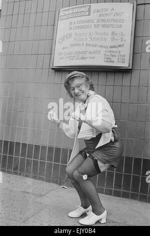 Dancing granny Jenny Gorman mostra della sua da alcuni dei suoi si muove. Il 6 maggio 1979. Foto Stock