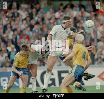 Il 6 settembre 1989, Svezia v Inghilterra. Terry Butcher in azione durante la vitale World Cup qualifier in Svezia, macellaio ha subito un taglio profondo alla sua fronte all'inizio del gioco ma portati su dopo alcuni punti di cucitura estemporanea sono stati inseriti dal fisioterapista e la sua testa swathed in bende. La sua direzione costante della sfera - inevitabile quando si gioca al centro della difesa - disintegrato le bende e riaperto il taglio alla misura in cui il suo bianco Inghilterra camicia era rosso interamente entro la fine del gioco. Questa partita rimane il suo momento di definizione come uno di Inghilterra del grande calcisticamente eroi Foto Stock