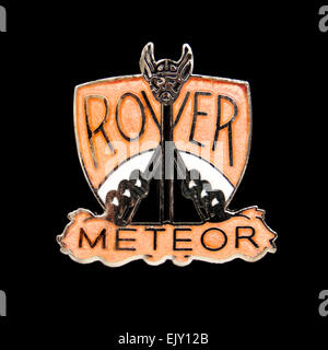 Rover Meteor badge di smalto, parte del set di presentazione di 13 badge Rover (DPM034). Il Rover Meteor modello lanciato nel 1930. Foto Stock