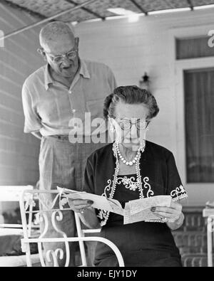 P.G.WODEHOUSE (1881-1975) umorista inglese con la moglie Ethel a casa loro in cesto collo Lane, Remsenburg, New York, circa 1956. Foto Casa grafica 6640J Foto Stock