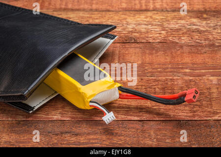 LiPo (polimero di litio) Batteria in protettivo, ignifughi, sacchetto di carica. Queste batterie sono usate in fuchi e controllato via radio Foto Stock