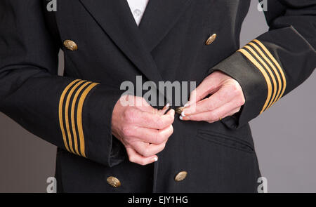 Compagnia aerea ufficiale di pulsante di fissaggio sulla sua uniforme Foto Stock