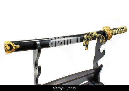 Samurai Giapponese spada katana su supporto su bianco Foto Stock