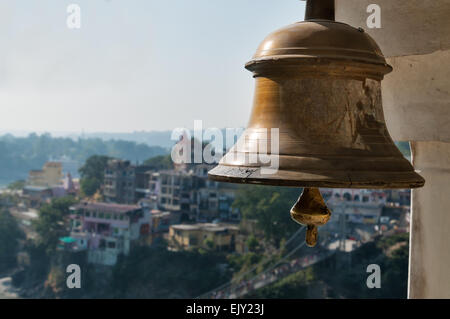 Campana in Tera Manzil Tempio. Rishikesh. India Foto Stock