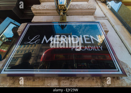 2 aprile 2015 - Proteste al di fuori del Meridien Hotel a Piccadilly Circus è stato organizzato oggi dall'Unione per alberghi i lavoratori a Londra unite in solidarietà con i recenti eventi presso lo Sheraton Addis hotel di lusso in Addis Abeba che ha licenziato oltre 60 del suo personale, alcuni dei quali hanno lavorato 16 anni, per organizzare un'unione. © Velar concedere/ZUMA filo/ZUMAPRESS.com/Alamy Live News Foto Stock