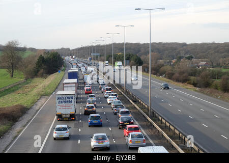 Il traffico pesante sulla autostrada m1 tra le giunzioni 23-24 come persone di viaggio a casa per la pasqua bank holiday Foto Stock