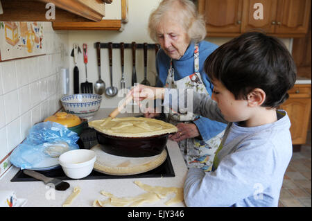Nonna e nipote la cucina in cucina Foto Stock