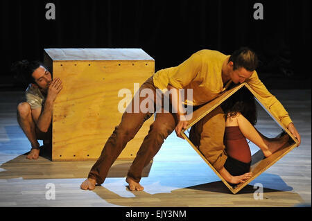 Acrobati del nuovo circo gruppo catalano PSiRC eseguire mostrano Acrometria durante la Capitale Europea della Cultura 2015 a Plzen (Pilsen), Repubblica Ceca, 2 aprile 2015. Pilsen offrirà circa 600 eventi di quest'anno, inclusi spettacoli teatrali, concerti e mostre. (CTK foto/Pavel Nemecek) Foto Stock