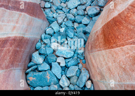 La sezione di pietre di fiume che hanno costruire tra un crepaccio più grandi di red rock sulle cupole bianche sentiero nella Valle del Fuoco Foto Stock