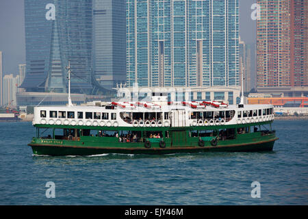 Solar Star Ferry Crossing Victoria Harbour tra Kowloon e Hong Kong Island. Passeggeri visibile su ciascuna delle due piattaforme. Foto Stock