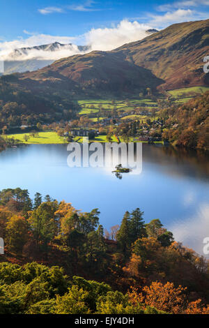 Ullswater nel Parco Nazionale del Distretto dei Laghi, catturato dalla rupe di argento con Glenridding e Helvellyn nella distanza. Foto Stock