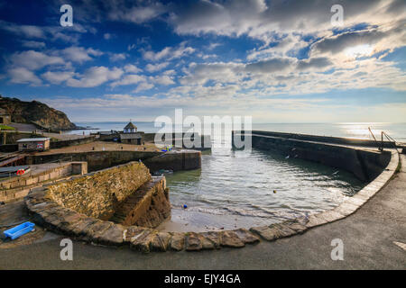 Il porto esterno a Charlestown vicino a St Austell sulla costa meridionale della Cornovaglia, utilizzato nella serie TV Poldark Foto Stock