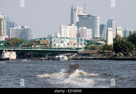 Un longtail taxi d'acqua avvicinando il Memorial Bridge sul fiume Chao Phraya a Bangkok in Tailandia Foto Stock