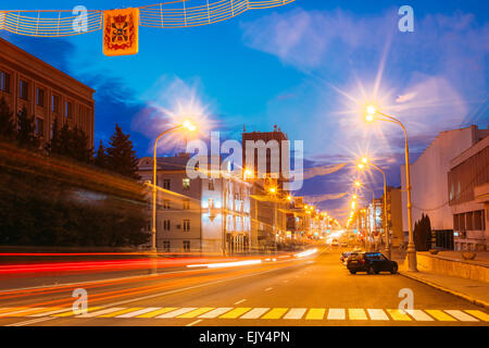 GOMEL, Bielorussia - Novembre 22, 2014: velocità di traffico - Percorsi di luce, Lenin Avenue a Gomel, Bielorussia. Strada di notte, una lunga esposizione Foto Stock