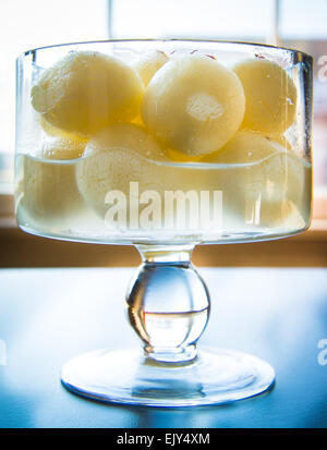 Indiano Rasgulla dolce è un dessert sciropposo popolare nel subcontinente indiano, ed è realizzato di indiani per la ricotta e lo zucchero Foto Stock