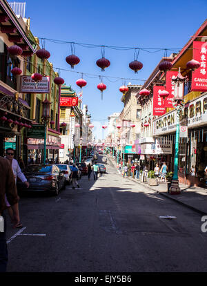 Chinatown di San Francisco California USA street persone esplorare shop lanterne di occupato Foto Stock