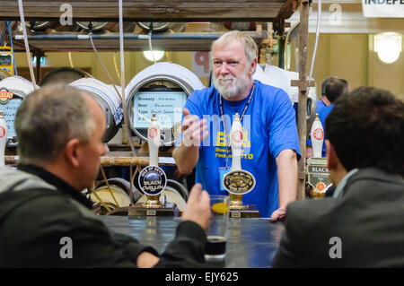 Un Barista serve i clienti ad una CAMRA real ale festival. Foto Stock