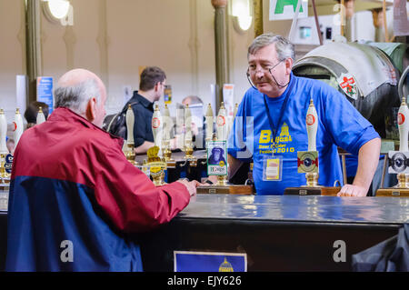 Un Barista serve i clienti ad una CAMRA real ale festival. Foto Stock