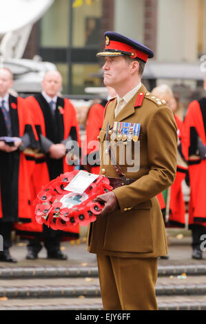 Brigadeer ed Smyth-Osbourne stabilisce una corona durante il ricordo ghirlanda di domenica la cerimonia di posa Foto Stock