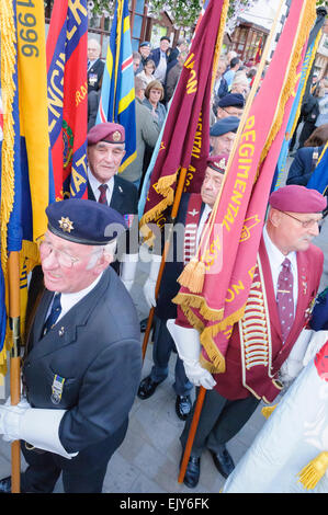 Anziani di ex soldati tenere le bandiere a una cerimonia di commemorazione, Wootton Bassett Foto Stock