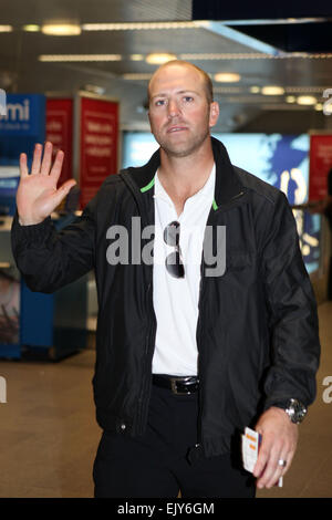 Manchester Airport Terminal 3. In Inghilterra una giornata internazionale di cricket partono per Belfast . Matt prima. Foto Stock