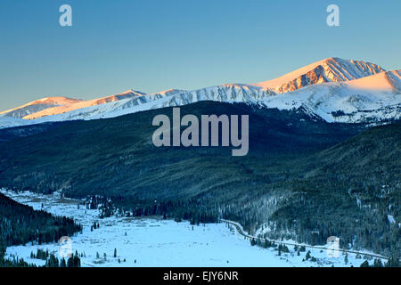 Prima luce sulla coperta di neve dilemma di picco (14,265 ft), dieci miglia intervallo e l'Oca pascolo Tarn, Boreas Pass Trail, Colorado, STATI UNITI D'AMERICA Foto Stock