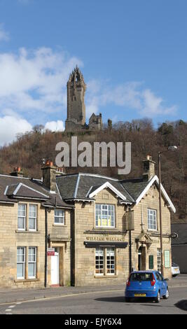 Il William Wallace pub e Wallace Monument Stirling Scozia marzo 2015 Foto Stock