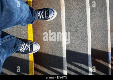 Primi passi verso il basso di una rampa di scale Foto Stock