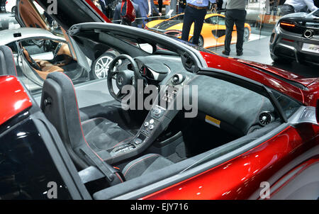 New York, Stati Uniti d'America. 2 apr, 2015. Una Mclaren super car è visualizzato al New York International Auto Show di New York, Stati Uniti, 2 aprile 2015. Una nuova razza di supercars che sono detti avere preso la velocità, la potenza e la tecnologia automobilistica a nuovi livelli saranno presentati presso i 2015 New York International Automobile Show (NYIAS), programmata per essere detenute da aprile 3-12 a Jacob K. Javits Convention Center di Manhattan, New York. Credito: Wang Lei/Xinhua/Alamy Live News Foto Stock