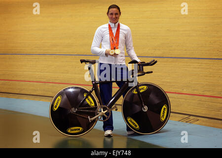 Il Paralympic doppio oro medaglia Sarah Storey al Manchester Velodrome. Foto: Chris Bull Foto Stock