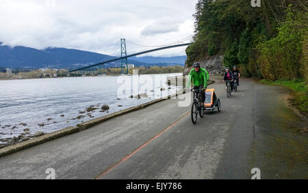 Escursioni in bicicletta intorno al seawall di Stanley Park, Vancouver, British Columbia, Canada. Foto Stock