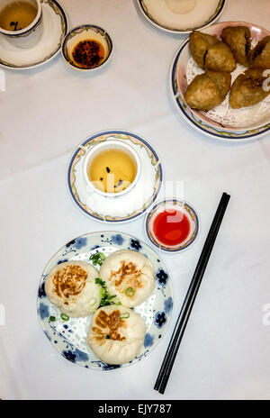 Panini al vapore riempiti con pollo, servita per dim sum al Fisherman's ristorante terrazza a Richmond, una cittadina nei pressi di Vancouver, Briti Foto Stock