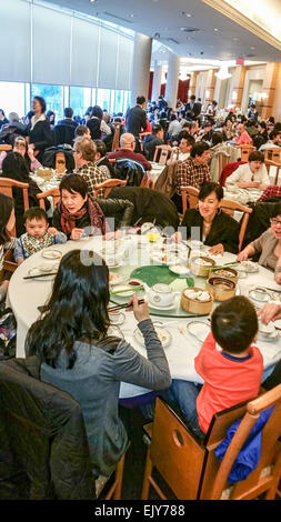 Domenica dim sum 'rush hour' al Fisherman's ristorante terrazza a Richmond, una cittadina nei pressi di Vancouver, British Columbia, Canada. Foto Stock