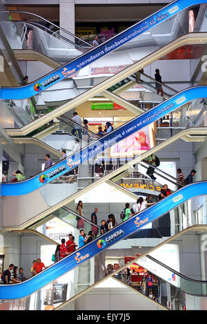 Scale mobili nel centro shopping MBK Mall e a Bangkok, in Thailandia Foto Stock