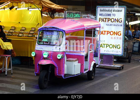 Il Patpong Bazaar Notturno segno di mercato e rosa Tuk Tuk a Bangkok, in Thailandia Foto Stock