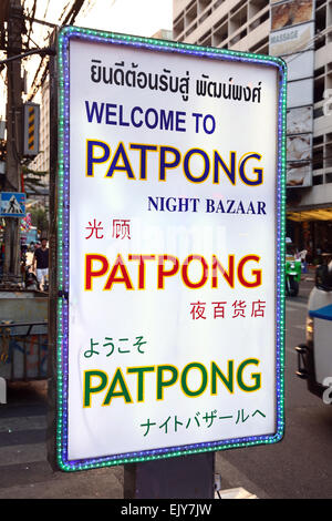 Il Patpong Bazaar Notturno segno di mercato a Bangkok, in Thailandia Foto Stock